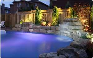 Pool mit Beleuchtung und Wasserfall
