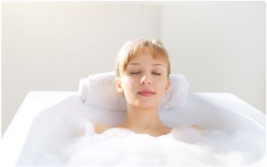 Frau entspannt in warmer Badewanne
