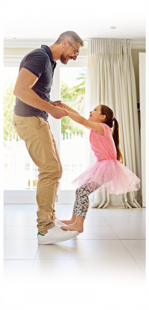 Vater tanzt mit Tochter auf den füßen