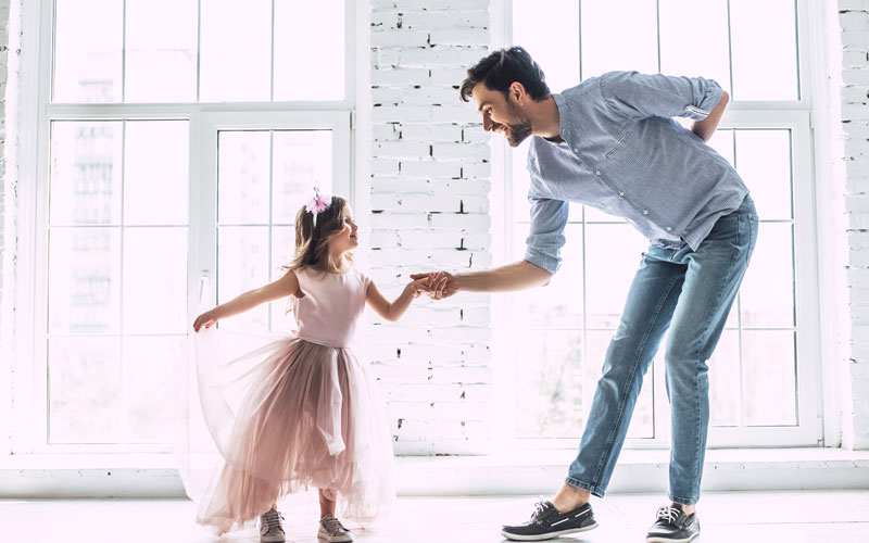 Vater tanzt mit Tochter in Balettoutfit