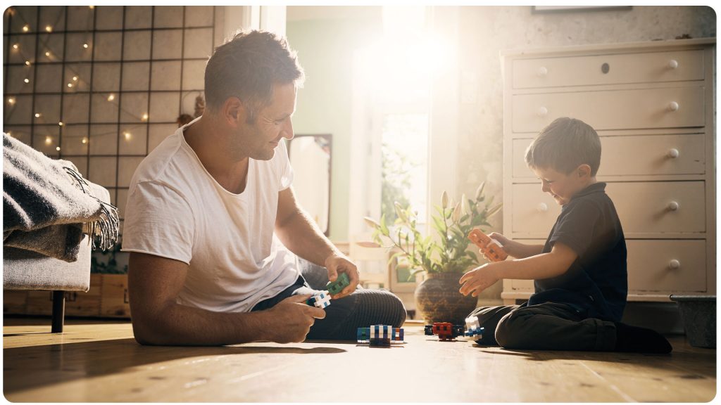 Familie Birkfeld genießt Familienzeit zu Hause, Papa spielt mit Kind