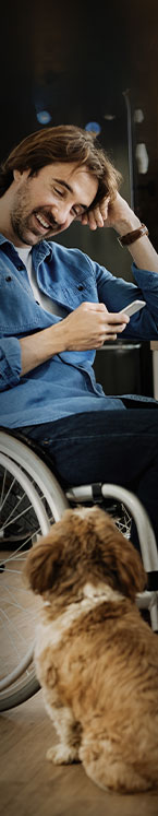 Junger Mann im Rollstuhl