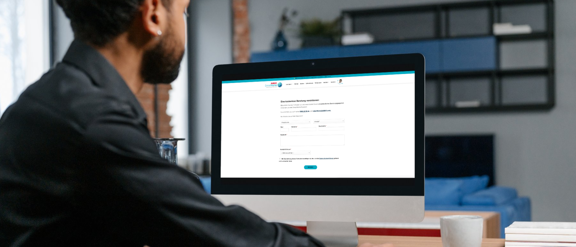 Mann sitzt vor einem Computerbildschirm in einem modernen Büro und füllt ein Online-Formular zur Vereinbarung einer kostenlosen Beratung auf der Siblik SmartHome Website aus. Die Szene betont die Benutzerfreundlichkeit und den Zugang zu personalisierten SmartHome-Lösungen, unterstützt durch digitale Technologien.