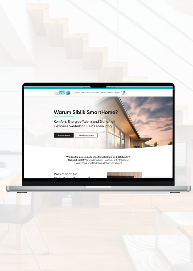 Ein Laptop zeigt die deutsche Website „Warum Siblik SmartHome?“ mit einem Bild eines modernen Hauses. Die Seite hebt die Vorteile des Smart-Home-Systems hervor, darunter Komfort, Energieeffizienz und Sicherheit. Im Hintergrund ist ein helles, modernes Treppenhaus zu sehen.