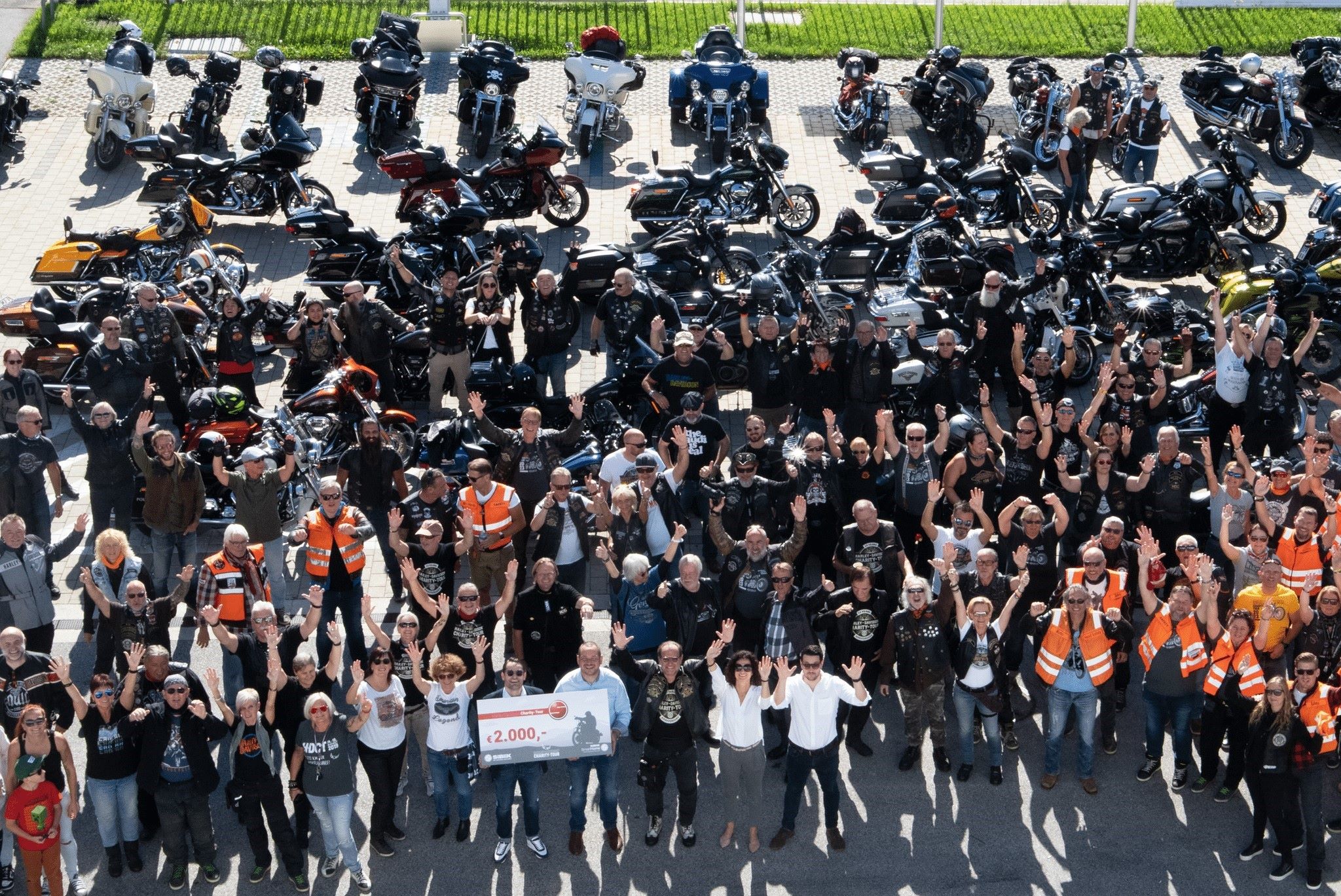 HDCT startet bei Siblik in Wien, dabei sind alle Teilnehmer sowie Mitarbeiter von Siblik zu sehen. Das Foto wurde aus der Luft aufgenommen.