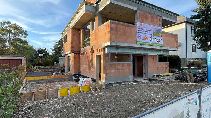 Rohbau des Siblik SmartHome Musterhauses mit bereits abgesteckter Fläche für die angrenzende Garage.
