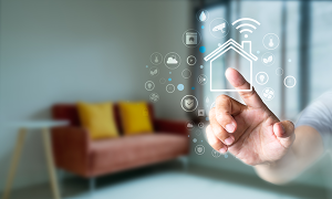 Hand berührt ein holografisches Smart-Home-Interface mit verschiedenen Symbolen für vernetzte Hausfunktionen, wie Sicherheit, Beleuchtung, Temperaturregelung und Energieeffizienz, vor dem Hintergrund eines modernen Wohnzimmers