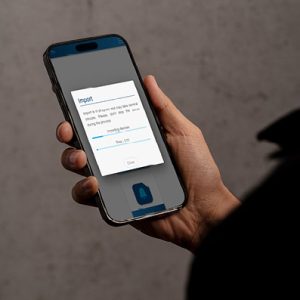 Symbolbild mit einer Hand die ein Smartphone hält: Nahtlose Migration von domovea zu domovea plus.