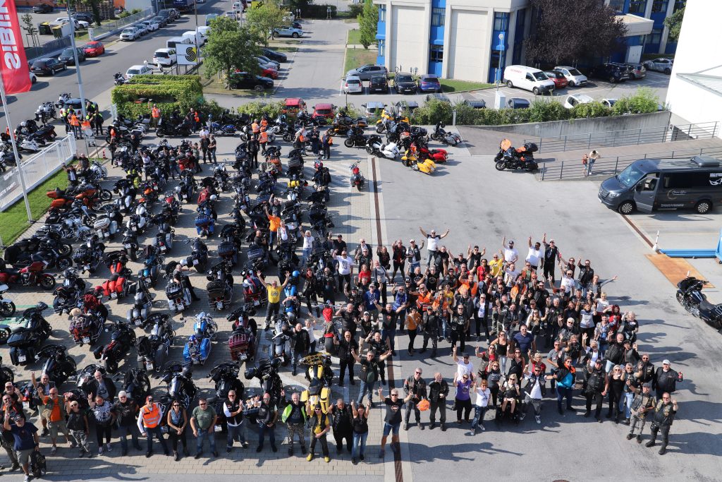 Gruppenfoto von der Harley-Davidson Charity-Tour 2025 auf dem Siblik Parkplatz der Zentrale Wien.