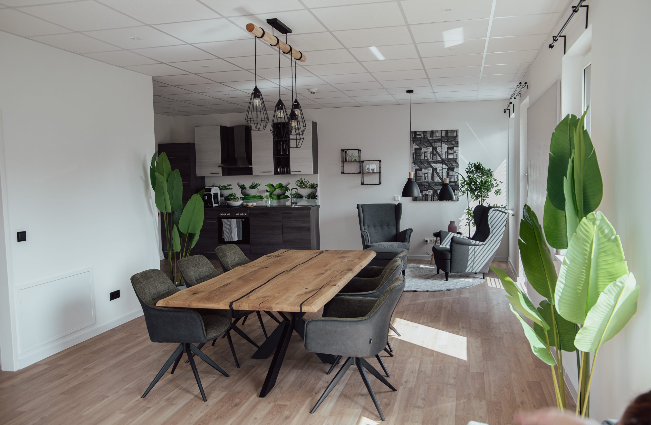 Offener Wohn- und Essbereich mit Holztisch, modernen Stühlen und intelligenter Haustechnik von Siblik Smart Home