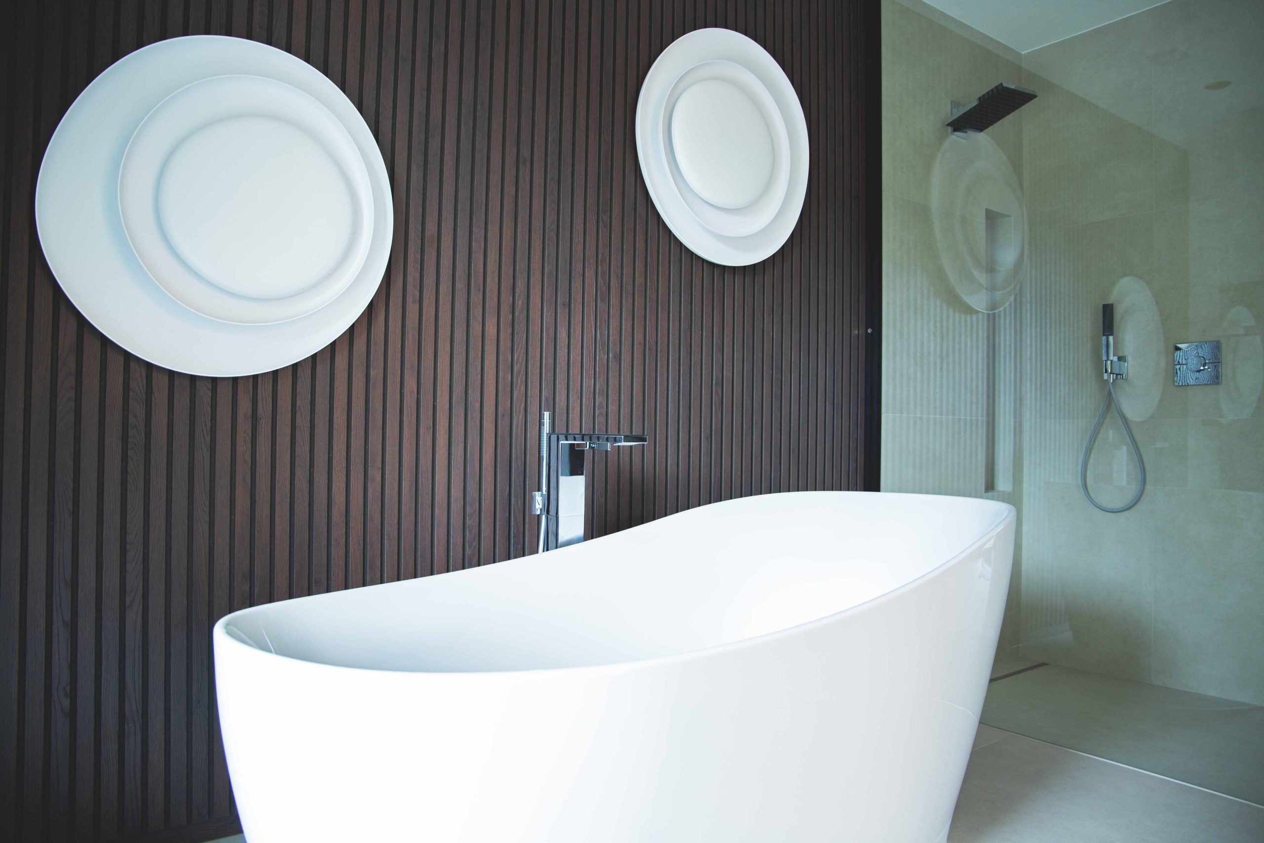 Masterbedroom/Badezimmer Siblik SmartHome Musterhaus mit Badewanne und Regendusche